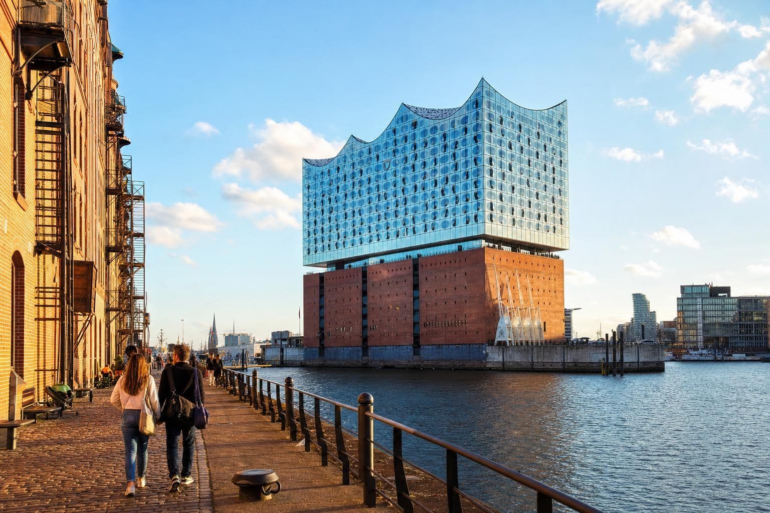 El puerto de Hamburgo y la Elbphilharmonie en un día soleado